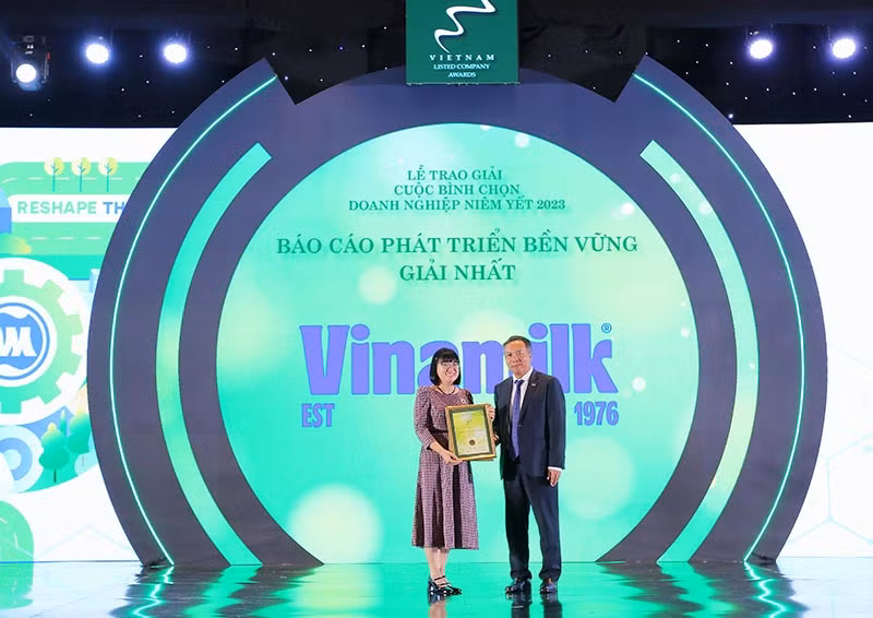 Đại diện Vinamilk nhận Giải Nhất Báo cáo PTBV trong Cuộc bình chọn doanh nghiệp niêm yết 2023.