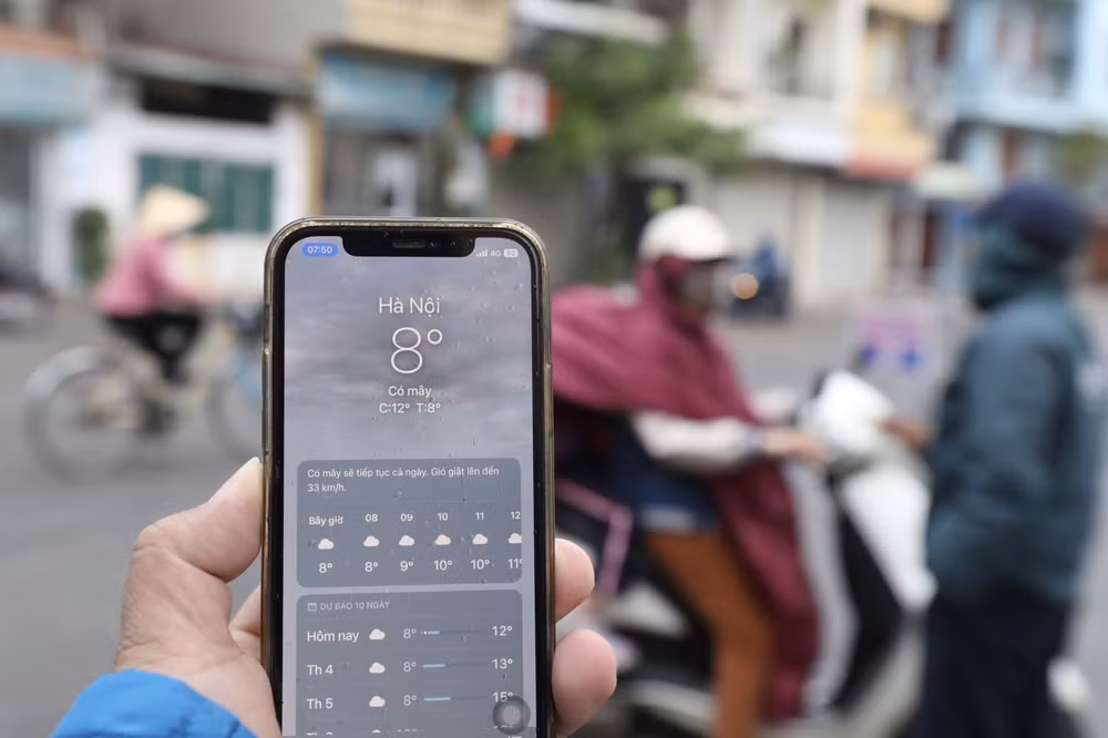 Nhiệt độ ngoài trời đo từ điện thoại lúc 7 giờ 50 phút là 8 độ C.