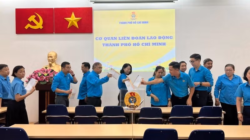 Cán bộ Liên đoàn Lao động Thành phố Hồ Chí Minh ủng hộ, chia sẻ với nhân dân miền bắc bị thiên tai (Ảnh: QUÝ HIỀN)