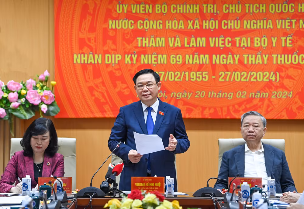 Chủ tịch Quốc hội Vương Đình Huệ phát biểu kết luận cuộc làm việc.