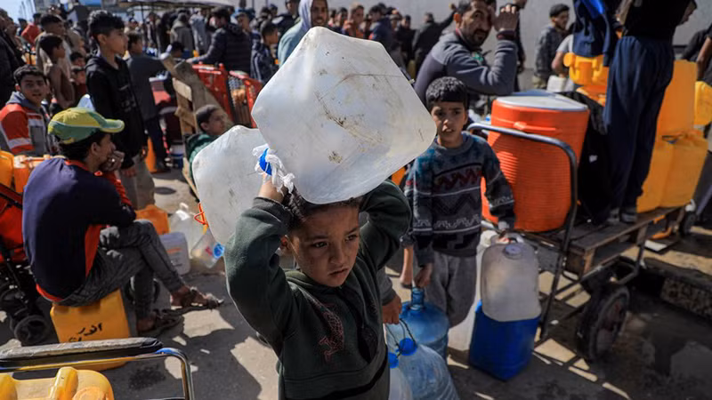 Trẻ em chờ lấy nước sinh hoạt tại thành phố Rafah, Dải Gaza ngày 22/3/2024. (Ảnh: THX/TTXVN)