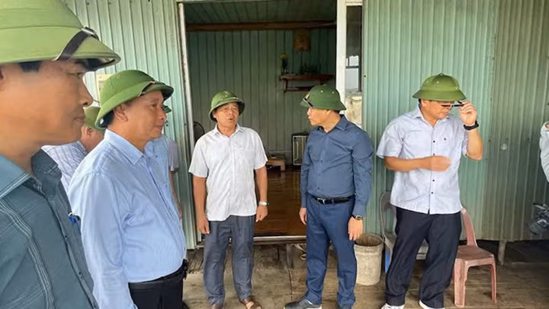 Lãnh đạo tỉnh Hải Dương kiểm tra nhà bè nuôi cá lồng trên sông Thái Bình.