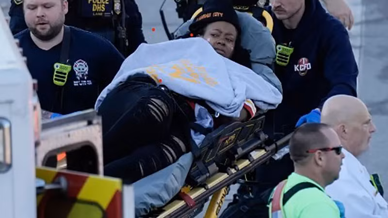 Một nạn nhân của vụ xả súng. (Nguồn: TTXVN/AP)