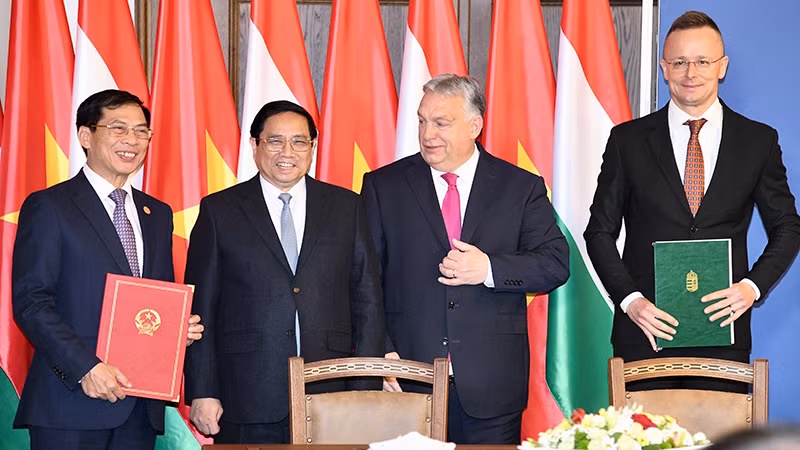 Thủ tướng Phạm Minh Chính và Thủ tướng Viktor Orbán chứng kiến lễ ký và trao văn kiện hợp tác giữa các bộ, ngành hai nước.