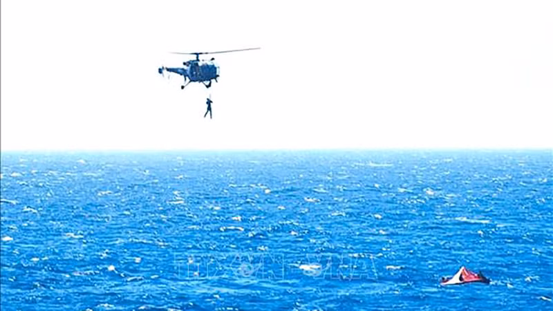 Trực thăng cứu hộ giải cứu thành viên thủy thủ đoàn sau vụ tấn công nhằm vào tàu chở hàng trên Vịnh Aden, Yemen, ngày 6/3/2024. (Ảnh: AFP/TTXVN)