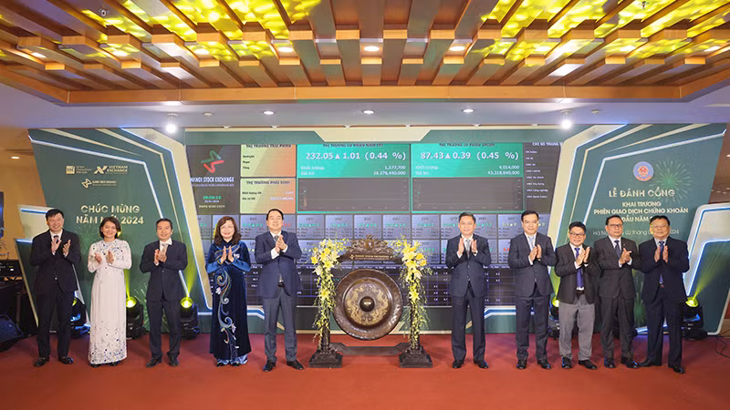 Thứ trưởng Nguyễn Đức Chi thực hiện nghi thức đánh cồng khai trương giao dịch chứng khoán năm 2024.