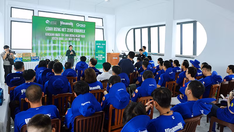 Ông Lê Văn Sử - Phó chủ tịch UBND tỉnh Cà Mau chia sẻ về vai trò của rừng ngập mặn trong ứng phó với biến đổi khí hậu và cô lập carbon.