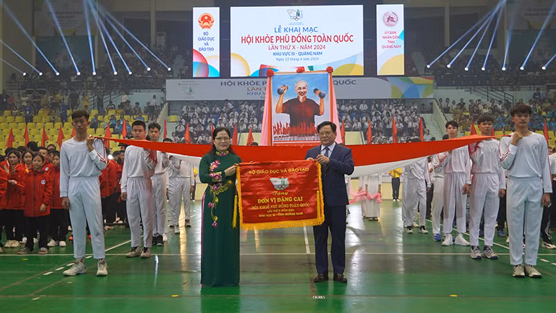 Thứ trưởng Giáo dục và Đào tạo Nguyễn Thị Kim Chi trao cờ cho đơn vị đăng cai Hội khỏe Phù Đổng toàn quốc khu vực III.