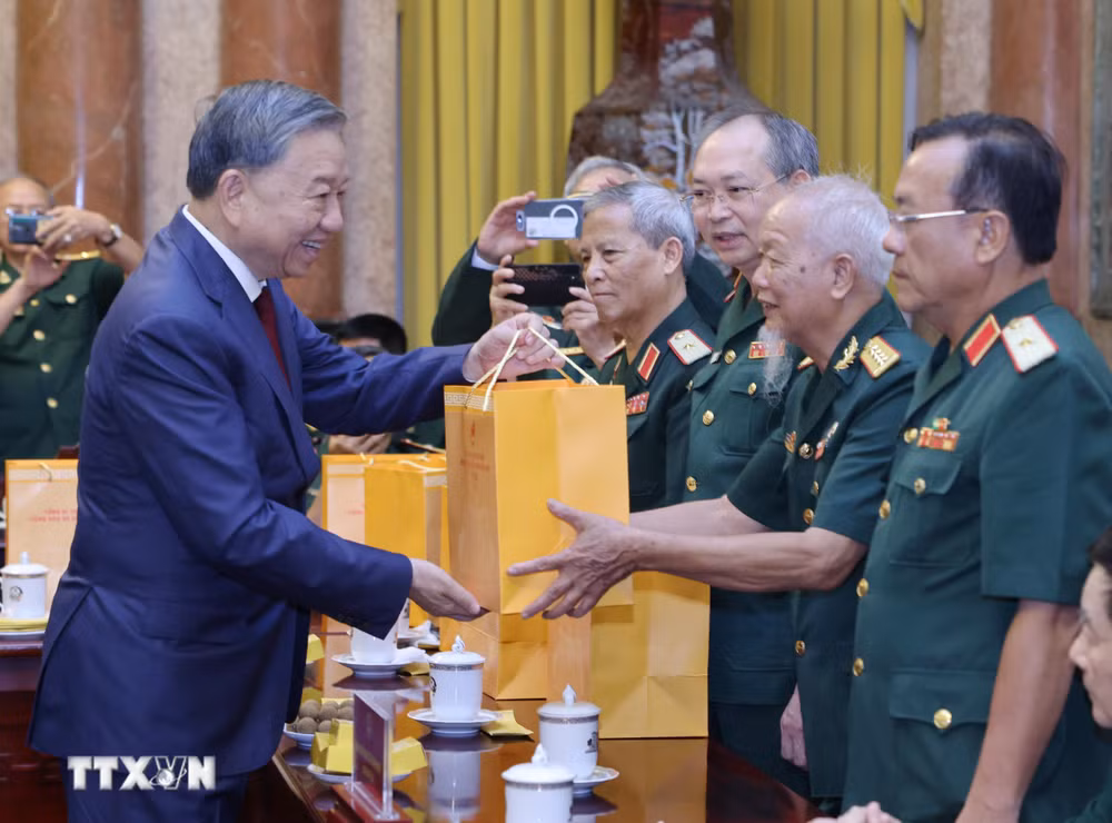 Tổng Bí thư, Chủ tịch nước Tô Lâm tặng quà cho các cựu chiến binh Sư đoàn 308.
