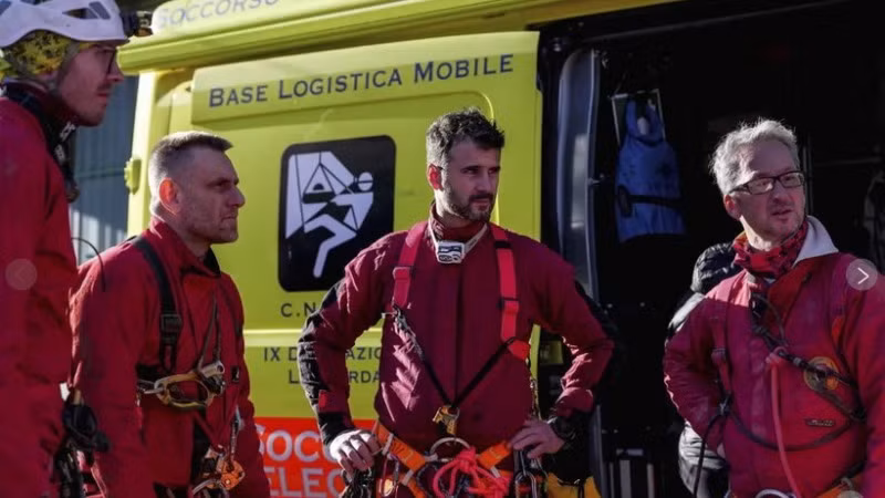 Lực lượng giải cứu nhà thám hiểm Ottavia Piana. (Nguồn: AP/TTXVN)