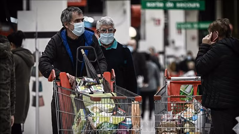 Người dân mua hàng trong siêu thị tại Bordeaux, Pháp. (Ảnh tư liệu: AFP/TTXVN)
