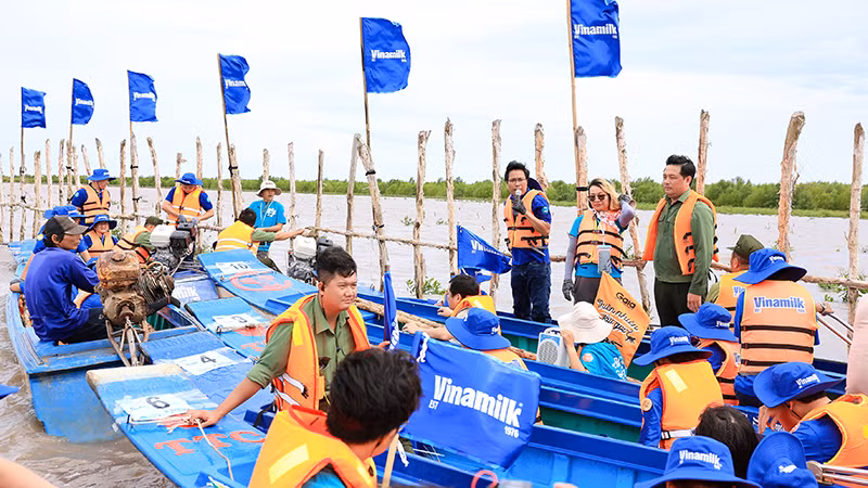 Đứng giữa khu vực cánh rừng của Vinamilk, ông Lê Hoàng Minh nhấn mạnh vai trò của các bể hấp thụ carbon với mục tiêu Net Zero 2050.