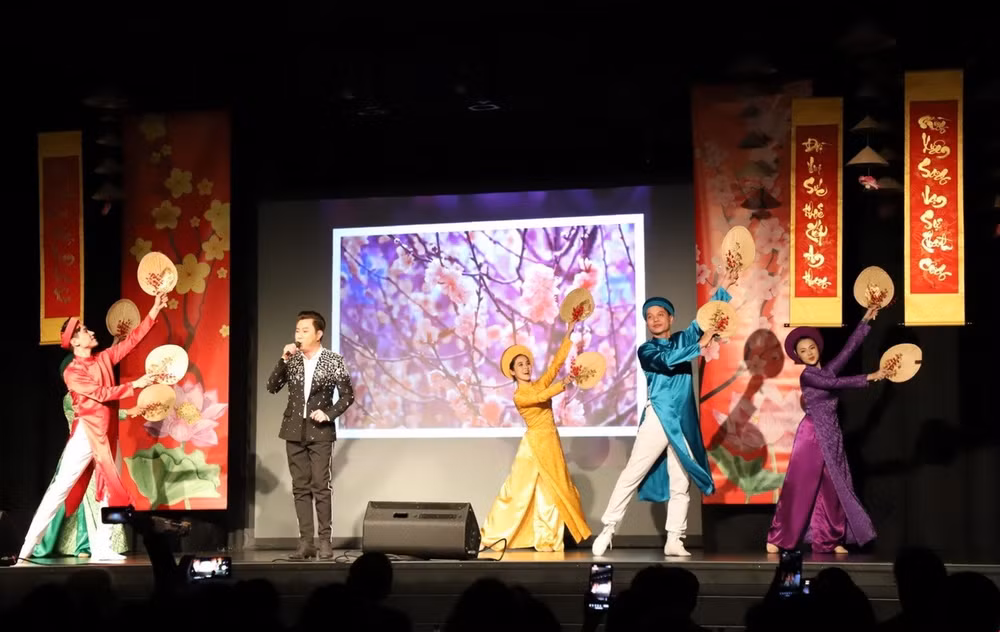 Tiết mục ca múa của Đoàn nghệ thuật Thành phố Hồ Chí Minh. (Ảnh: TTXVN) Tiết mục ca múa của Đoàn nghệ thuật Thành phố Hồ Chí Minh. (Ảnh: TTXVN)