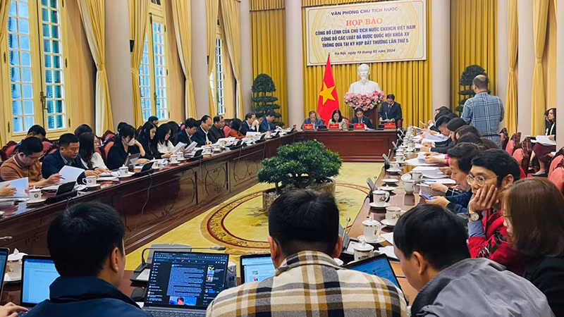 Thứ trưởng Tài nguyên và Môi trường trình bày những nội dung mới của Luật được các phóng viên báo chí quan tâm tại cuộc họp báo.