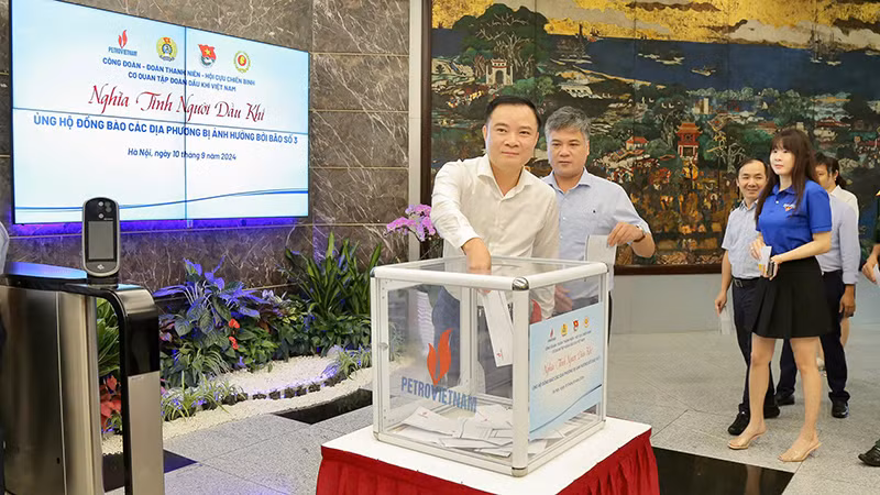 Tổng Giám đốc Petrovietnam Lê Ngọc Sơn tham gia quyên góp hỗ trợ đồng bào chịu thiệt hại do bão số 3.