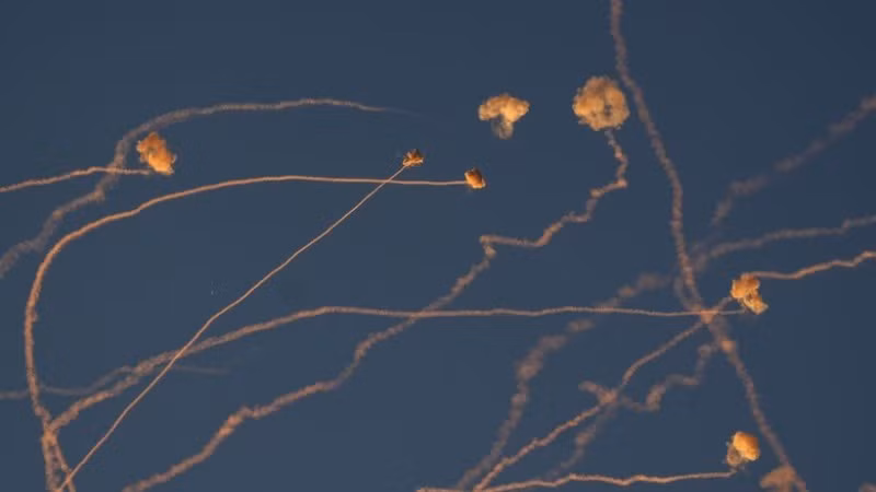 Những vệt khói trên không trung ở miền Bắc Israel khi hệ thống đánh chặn tên lửa của nước này bắn hạ tên lửa được phóng từ Liban. (Ảnh: THX/TTXVN)