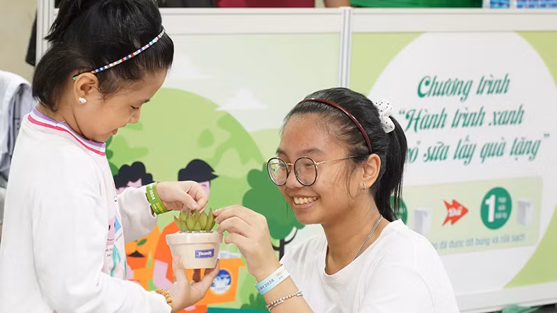 Các em nhỏ được uống sữa thỏa thích, tham gia sân chơi miễn phí và các hoạt động đổi vỏ hộp sữa lấy quà, check-in góp cây cho rừng nhân ngày 1/6.