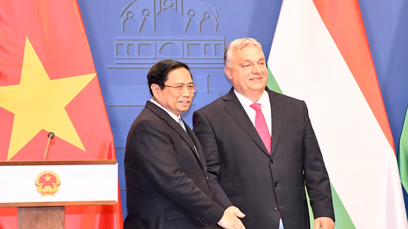 Thủ tướng Phạm Minh Chính và Thủ tướng Viktor Orban bắt tay sau khi kết thúc họp báo.