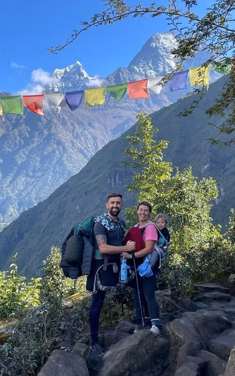 Gia đình ba người trên quãng đường đến Everest. Ảnh: TTXVN