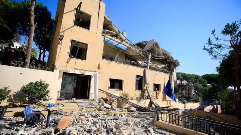 Tòa nhà bị phá hủy sau cuộc không kích của Israel xuống Wardaniyeh (Liban). (Ảnh: THX/TTXVN)