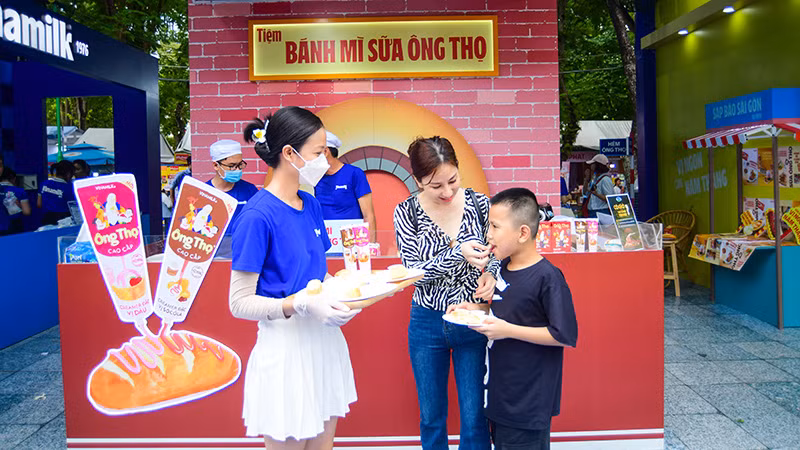 Mẹ và con cùng thưởng thức món ngon dung dị nhưng thân thuộc với biết bao thế hệ người Việt.