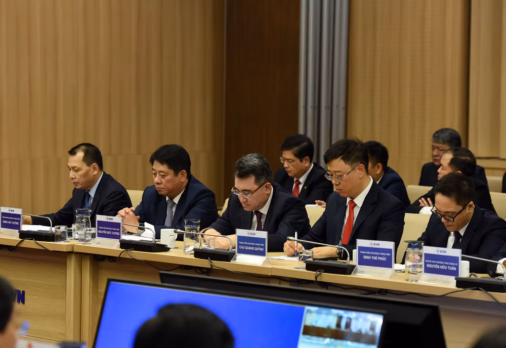 Các đồng chí lãnh đạo Tập đoàn Điện lực Việt Nam (EVN).