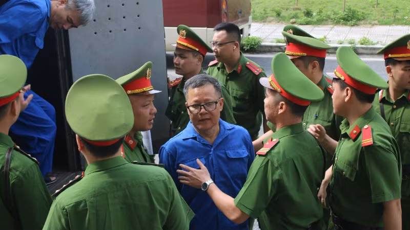 Bị cáo Đoàn Văn Huấn bị dẫn giải đến tòa.