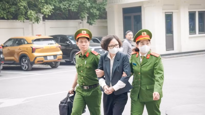 Bị cáo bị dẫn giải tới phiên tòa.