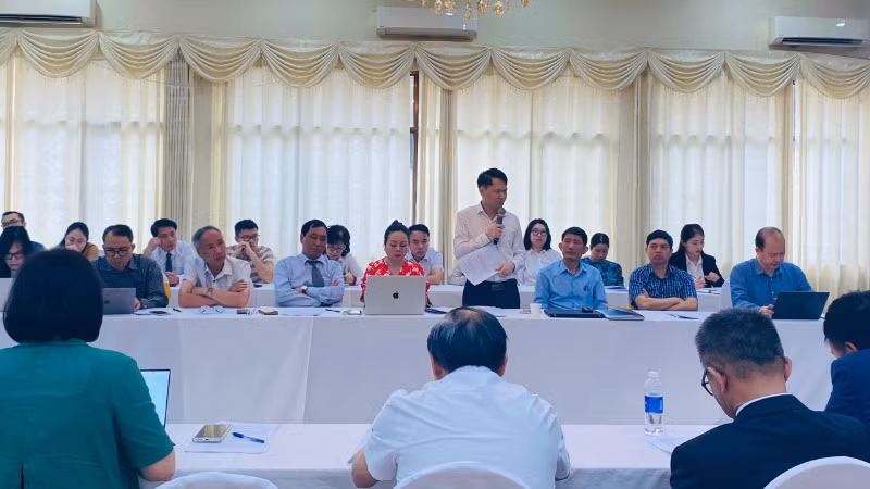 Luật sư phát biểu tại hội thảo.