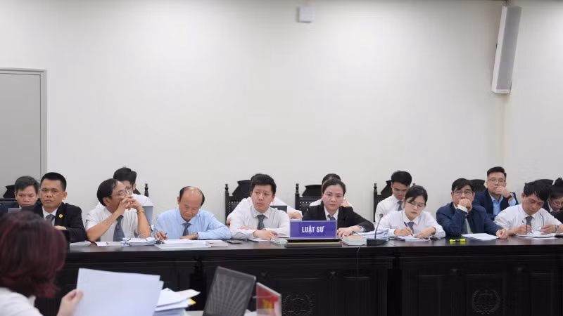 Các luật sư tham gia bào chữa tại phiên tòa.