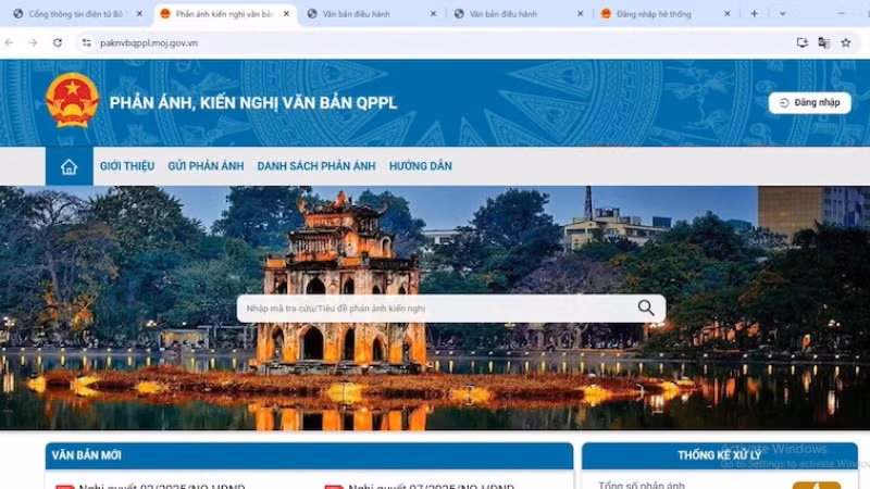 Truy cập hệ thống thông tin trên máy tính.