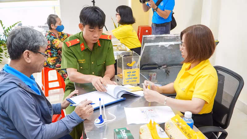 Cơ bản hoàn thành chi trả lương hưu và trợ cấp bảo hiểm xã hội hằng tháng cho 3,41 triệu người. Công tác chi trả tại Thành phố Đà Nẵng. Ảnh: THANH DŨNG.