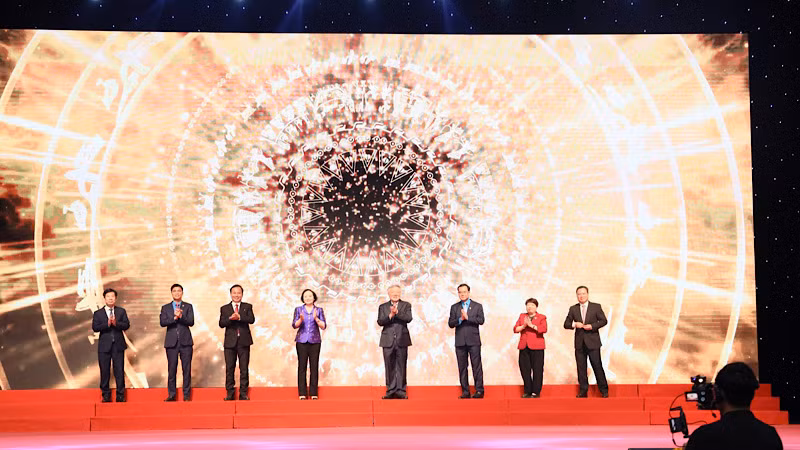 Các đại biểu nhấn nút phát động tại buổi lễ.