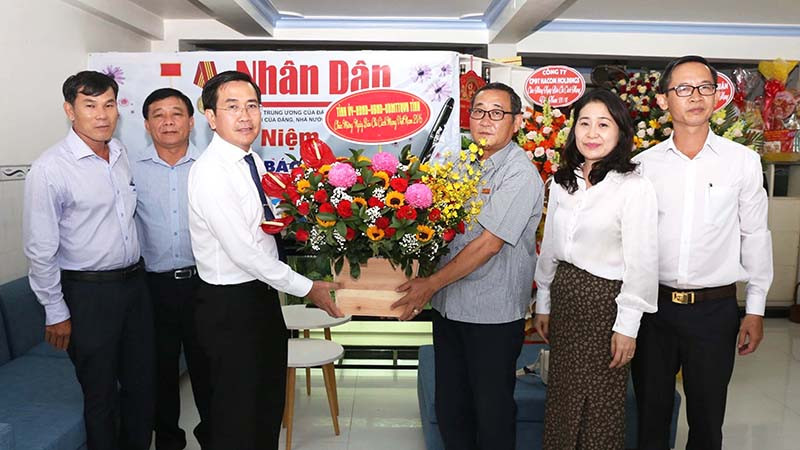 Đoàn lãnh đạo Tỉnh ủy, Hội đồng nhân dân, Ủy ban nhân dân, Ủy ban Mặt trận Tổ quốc Việt Nam tỉnh Ninh Thuận do đồng chí Phạm Văn Hậu, Phó Bí thư Thường trực Tỉnh ủy, Chủ tịch Hội đồng nhân dân tỉnh Ninh Thuận làm Trưởng đoàn tặng hoa chúc mừng Văn phòng đại diện Báo Nhân Dân tại Ninh Thuận.