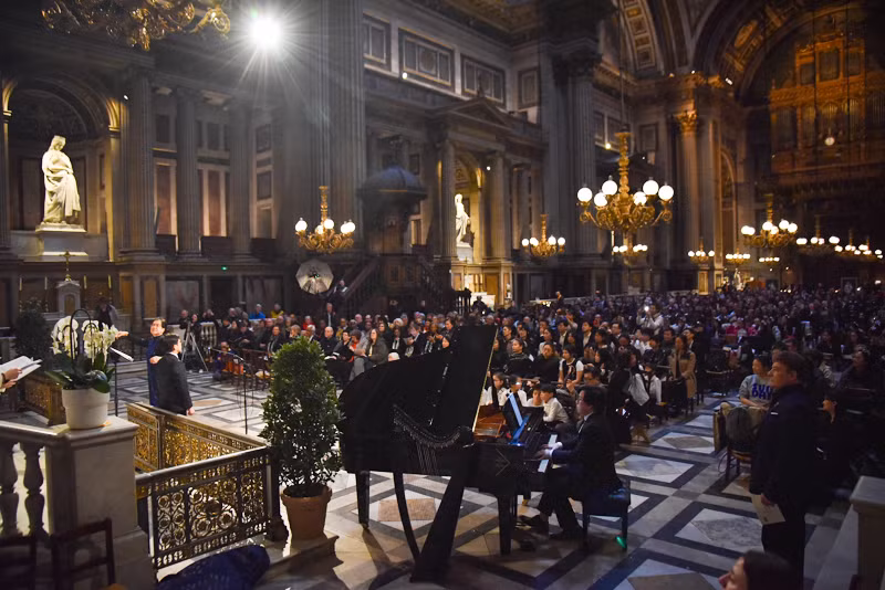 Không gian Nhà thờ Sainte Marie-Madeleine chật cứng khán giả trong Liên hoan hợp xướng quốc tế Paris lần thứ 26. (Ảnh: MINH DUY)