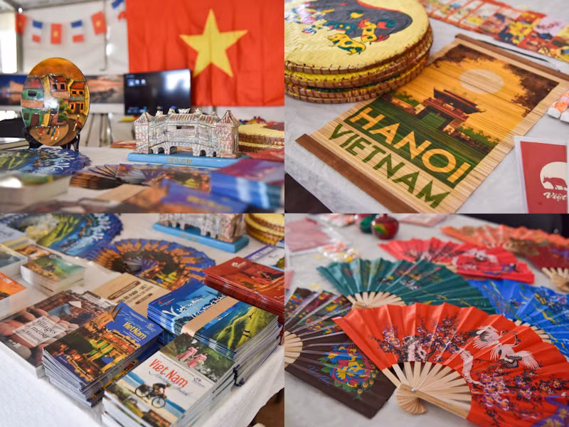 Ngày hội Pháp ngữ là dịp tốt để quảng bá du lịch Việt Nam với nhiều mặt hàng thủ công mỹ nghệ độc đáo. (Ảnh: MINH DUY)