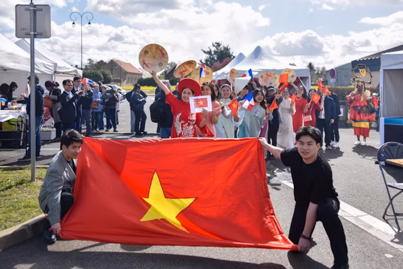 Đoàn Việt Nam phấn khởi tham gia diễu hành khai mạc chương trình Ngày hội Pháp ngữ 2024. (Ảnh: MINH DUY)
