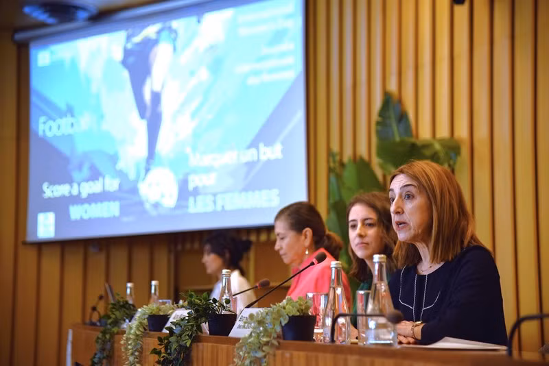 Bà Begoña Lasagabaster, Vụ trưởng phụ trách về bình đẳng giới của UNESCO cho rằng, số lượng hình ảnh các nữ vận động viên xuất hiện trên thông tin đại chúng vẫn còn ở mức khiêm tốn. (Ảnh: MINH DUY)