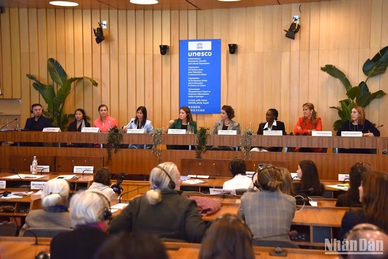 Tọa đàm là cơ hội để những người phụ nữ hoạt động trong lĩnh vực bóng đá cùng trao đổi về các vấn đề bình đẳng giới trong thể thao. (Ảnh: KHẢI HOÀN)