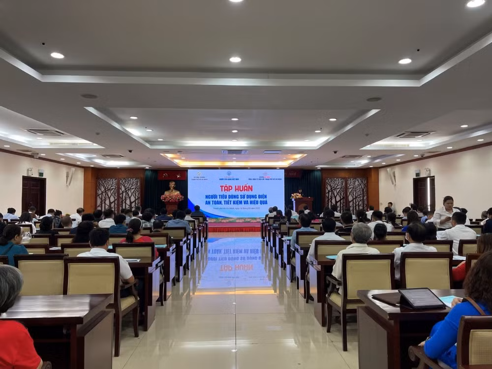 Toàn cảnh buổi tập huấn “Người tiêu dùng sử dụng điện an toàn, tiết kiệm và hiệu quả” ngày 16/3 tại TP Hồ Chí Minh.