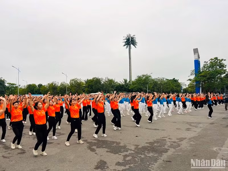 Hội viên, phụ nữ quận Long Biên đồng diễn dân vũ.