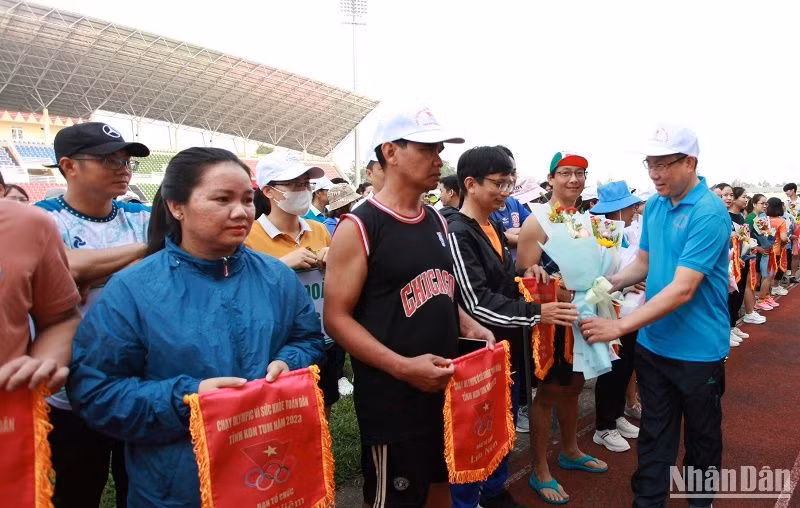 Ban Tổ chức tặng cờ lưu niệm, hoa cho các đơn vị tham gia.