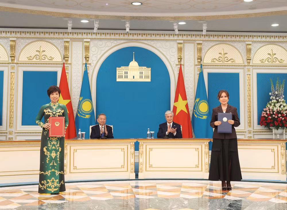 Tổng Bí thư Tô Lâm và Tổng thống Kassym-Jomart Tokayev chứng kiến Lễ trao Thỏa thuận hợp tác giữa Thông tấn xã Việt Nam và Tổ hợp Phát thanh và Truyền hình của Tổng thống Cộng hòa Kazakhstan (TRC). (Ảnh: TTXVN)
