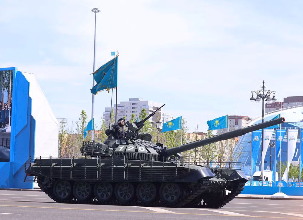 Lực lượng vũ trang Kazakhstan trình diễn các phương tiện, khí tài quân sự tại buổi lễ.