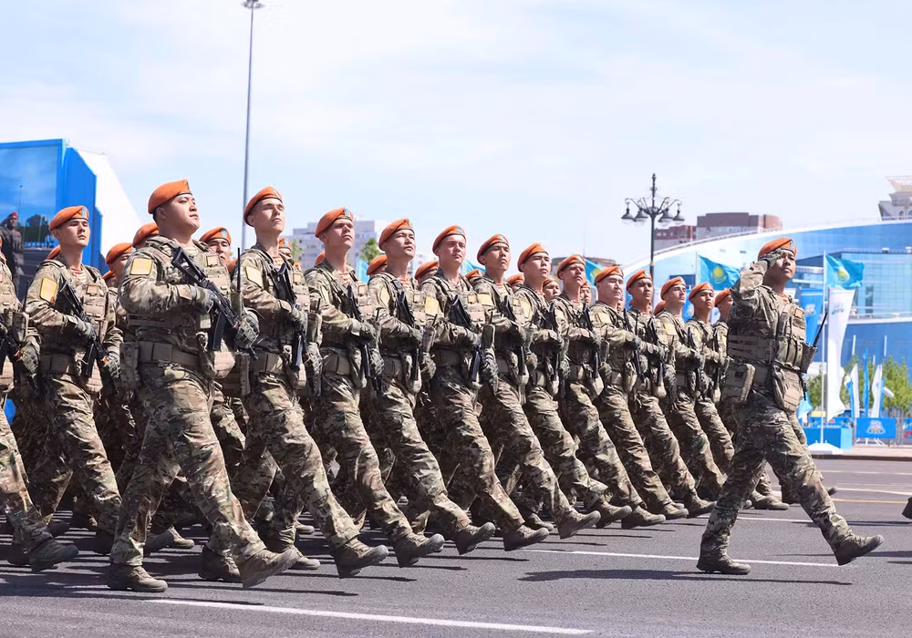 Các lực lượng vũ trang Kazakhstan duyệt binh tại buổi lễ. 