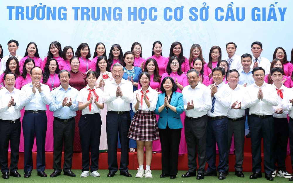 Tổng Bí thư Tô Lâm và đại biểu với cán bộ, giáo viên, học sinh Trường THCS Cầu Giấy, quận Cầu Giấy. 