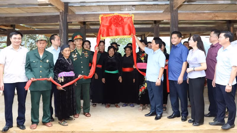 Bí thư Tỉnh ủy Hà Giang thực hiện nghi thức khánh thành nhà mới cho gia đình thương binh Mai Trung Liên, xã Yên Định, huyện Bắc Mê.