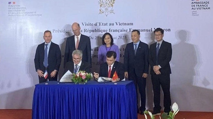 Tổng Giám đốc EVNSPC Nguyễn Phước Đức và Chủ tịch HDF Energy Damien Havard ký kết hợp tác phát triển điện hydrogen xanh tại Việt Nam.
