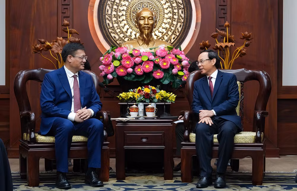 Đồng chí Nguyễn Văn Nên tiếp đồng chí Ngụy Hoa Tường, Tổng Lãnh sự Trung Quốc tại Thành phố Hồ Chí Minh chào từ biệt. (ẢNH: CHI MAI)