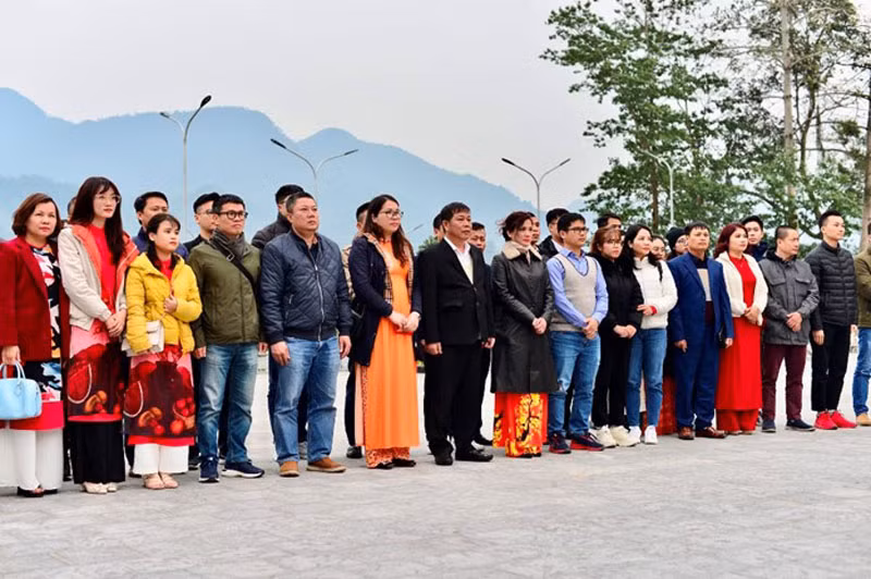 Ông Bùi Thanh Hà cùng các cán bộ Tập đoàn TNG Holdings Vietnam dâng hương tưởng niệm tại Nghĩa trang Vị Xuyên.